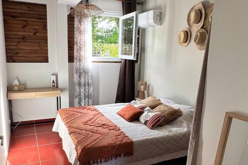 Postel nebo postele na pokoji v ubytování APPARTEMENT T3 "TI CAZE" Villa Bel Kay Nou