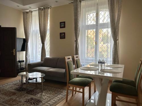 ein Wohnzimmer mit einem Tisch und einem Sofa in der Unterkunft Salve Teplice in Teplice