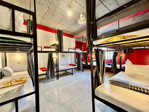 Zimmer mit 4 Etagenbetten in einem Gebäude in der Unterkunft Vangvieng Rock Backpacker Hostel in Vang Vieng