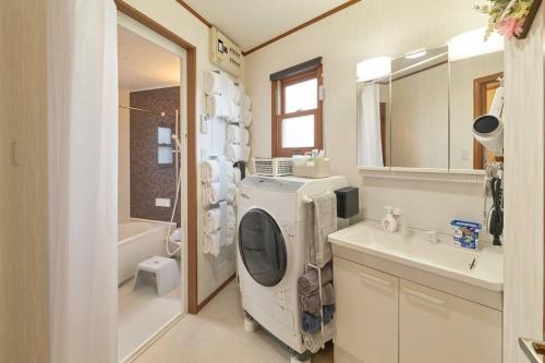 Koupelna v ubytování 1棟貸切BBQ可 本格ダーツ かき氷機 Villa上条