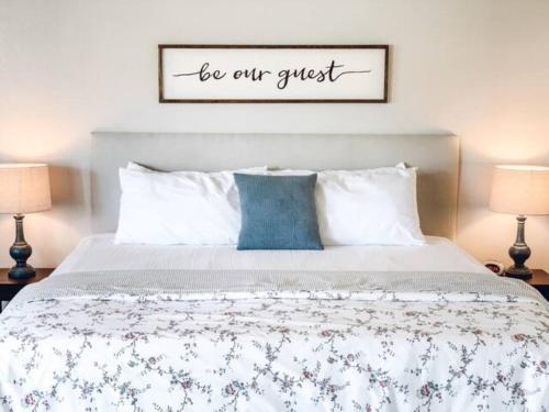 um quarto com uma cama com uma almofada azul em Bybee's Steppingstone Motel em Tropic