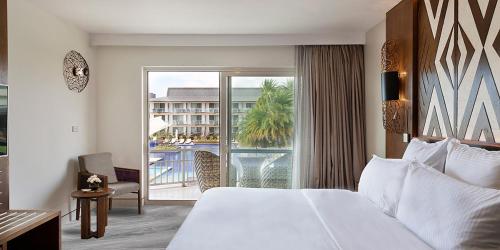 เตียงในห้องที่ Crowne Plaza Fiji Nadi Bay Resort & Spa, an IHG Hotel
