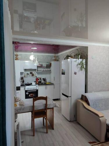 カラコルにあるErkina's - Beautiful Condo in downtownのテーブルと冷蔵庫のある小さなキッチン
