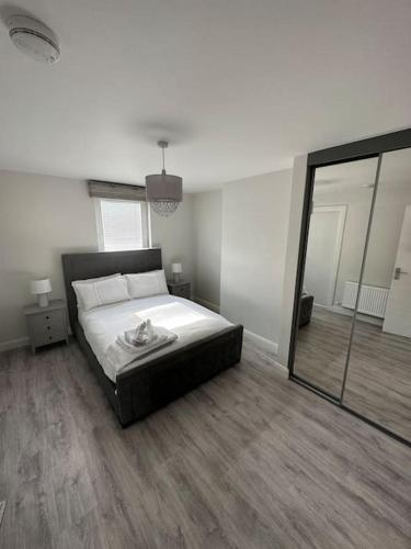 - une chambre avec un lit et un grand miroir dans l'établissement Westland Suites - Stylish, Modern, Elegant, Central Apartments, à Londonderry County Borough