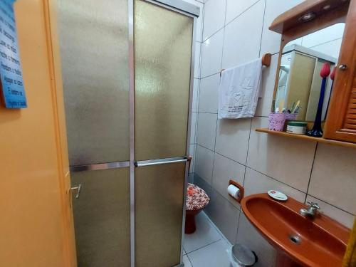 eine Dusche mit Glastür im Bad in der Unterkunft Cheiro de mar in Imbé