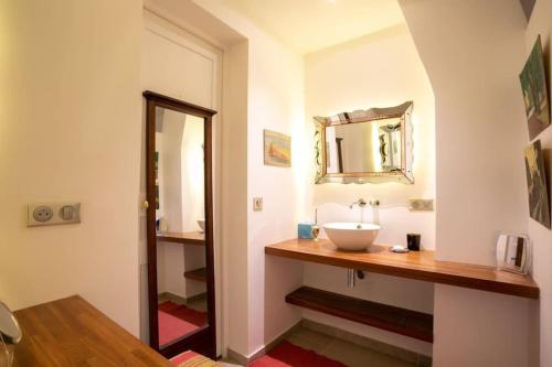 W łazience znajduje się umywalka i lustro. w obiekcie Amazing flat Jardin du Luxembourg w Paryżu