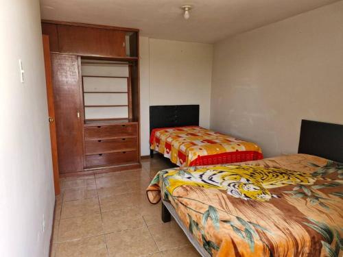 - une chambre avec 2 lits et une commode dans l'établissement Departamento con Hermosa Vista, à Yanahuara