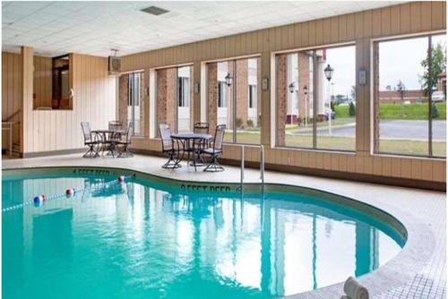 una gran piscina con sillas y una mesa en Lockport Hotel en Lockport