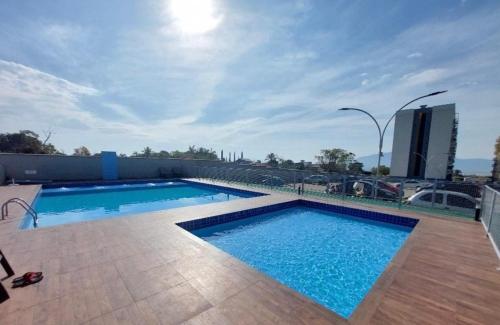 a large swimming pool on top of a building at Apartamento na Palhoça, com vista para o mar, próximo a mercados, padarias e farmácias. in Palhoça