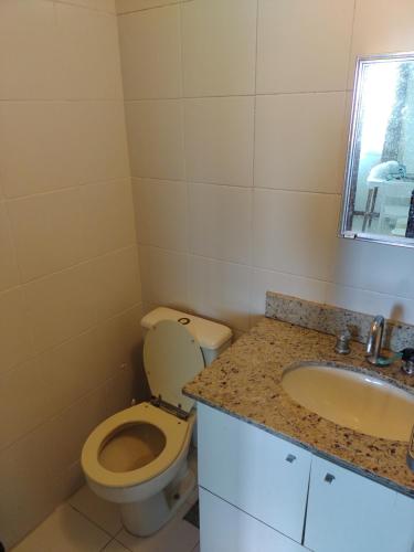 uma casa de banho com um WC e um lavatório em Apato Recreio no Rio de Janeiro
