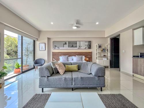 a living room with a couch in front of a bed at Mi Zona Lodging Nápoles in Mexico City