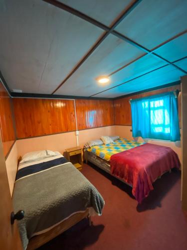 1 Schlafzimmer mit 2 Betten auf einem Boot in der Unterkunft Cabaña Santa Lucía 1 in Villa Santa Lucía