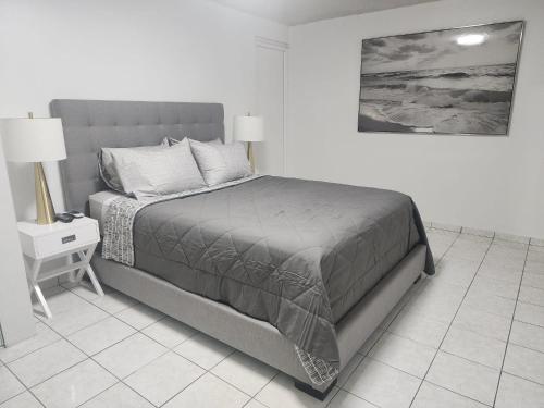 een slaapkamer met een groot bed met een nachtkastje en een bed sidx sidx sidx bij San Juan apartments new in San Juan
