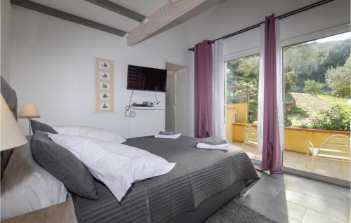 1 dormitorio con cama y ventana grande en Nice Home In Cauro With Wi-fi, en Cauro