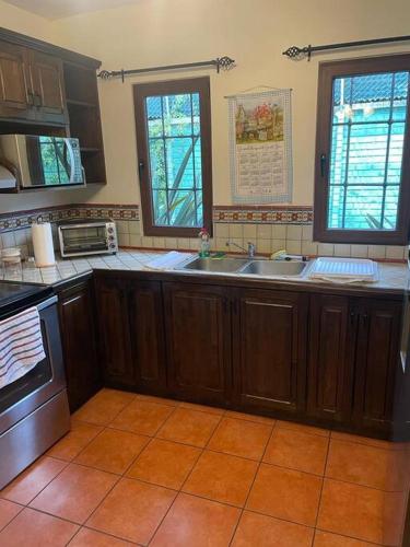 a kitchen with a sink and a stove top oven at Acogedora casa con firepit in San Juan Obispo