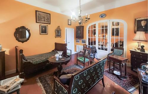 un salon avec un canapé et une table dans l'établissement Awesome Apartment In Béziers With Wifi, à Béziers