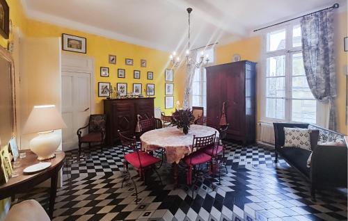 une salle à manger avec une table et des chaises dans l'établissement Awesome Apartment In Béziers With Wifi, à Béziers