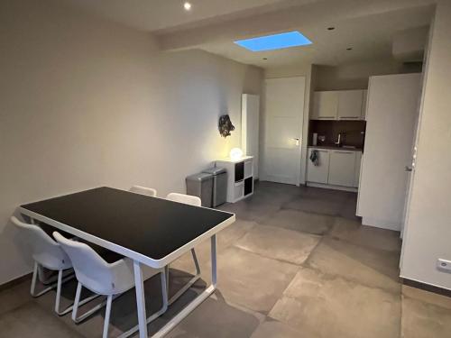 een keuken en eetkamer met een tafel en stoelen bij Apartment Venlose heide in Venlo