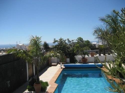 una piscina en la azotea de una casa en Ferienhaus aus zwei Wohneinheiten bestehend mit beheiztem Pool und Terrasse - b44101, en Playa Blanca