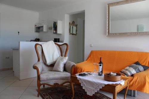 sala de estar con sofá, mesa y silla en Ferienhaus aus zwei Wohneinheiten bestehend mit beheiztem Pool und Terrasse - b44101, en Playa Blanca