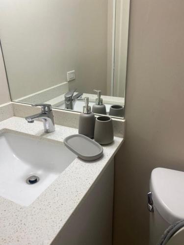 uma casa de banho com um lavatório e um espelho em Finest Accommodation Bay Front Villa G9 em Portmore