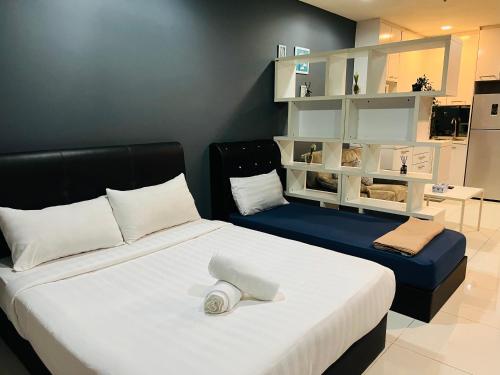 เตียงในห้องที่ Mercu Summer Suites KLCC by TASRIFA