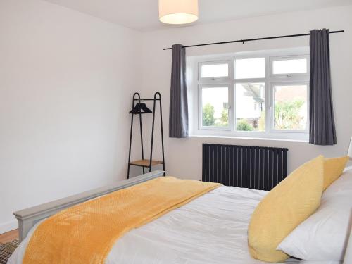 um quarto com uma cama e uma janela em Sea Breeze Apartment em Goring by Sea