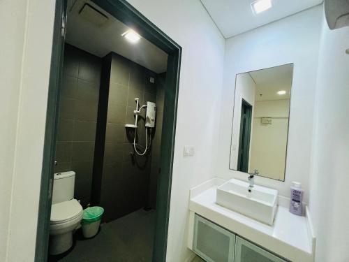 ห้องน้ำของ Mercu Summer Suites KLCC by TASRIFA