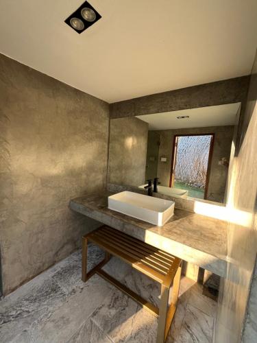 La salle de bains est pourvue d'un lavabo et d'un miroir. dans l'établissement Isbjorn chiangdao, à Chiang Dao