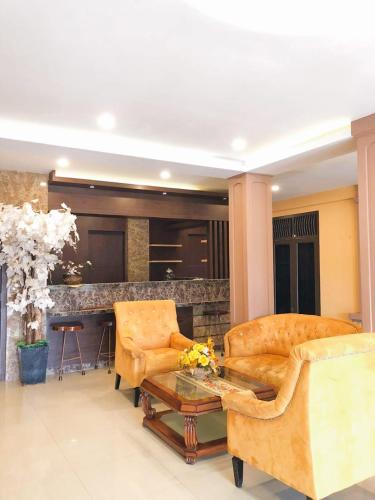 ein Wohnzimmer mit einem Sofa und einem Tisch in der Unterkunft Abaka Hotel 