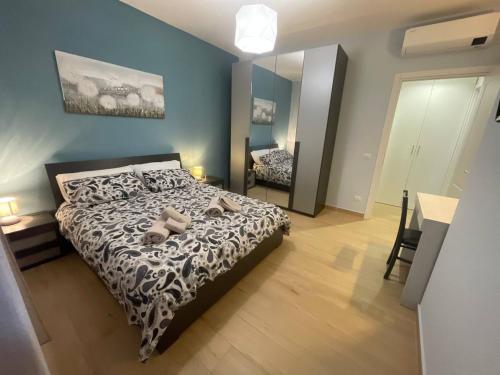 1 dormitorio con cama y espejo grande en Colour House, en Roma