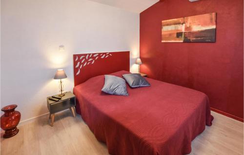 1 dormitorio con cama roja y pared roja en Cozy Home In St Paul Trois Chateaux With Outdoor Swimming Pool, en Saint-Paul-Trois-Châteaux