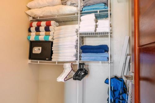 Cette chambre comprend un placard avec des serviettes sur une étagère. dans l'établissement Corte Sea A302, Luxury Penthouse, à Punta Cana