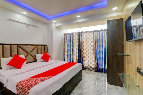 1 dormitorio con 1 cama con almohadas rojas en OYO Flagship Hotel Love Inn, en Lucknow