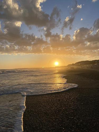 una puesta de sol en una playa con el océano en Departamento Monoambiente a 2 cuadras del mar en Mar del Plata