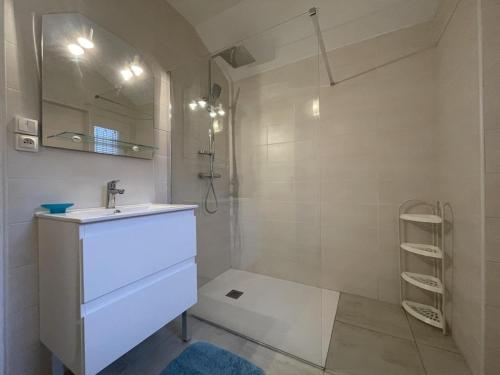 een badkamer met een wastafel en een douche bij Gîte Hérisson, 3 pièces, 5 personnes - FR-1-489-15 in Hérisson