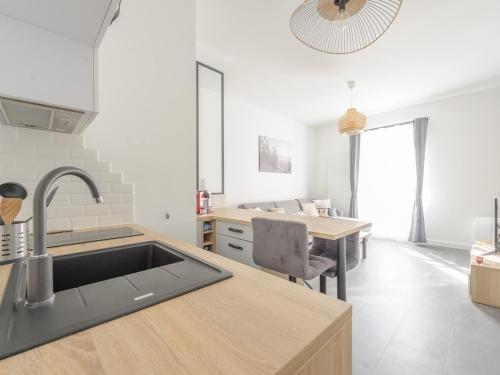 une cuisine avec un évier et un plan de travail dans l'établissement Studio Rénové au Cœur de La Rochelle, Marché à 25m, 2 Personnes, WIFI - FR-1-535-43, à La Rochelle