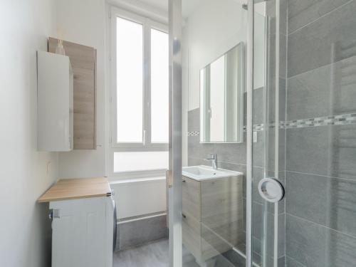 une salle de bain blanche avec un lavabo et une douche dans l'établissement Studio Rénové au Cœur de La Rochelle, Marché à 25m, 2 Personnes, WIFI - FR-1-535-43, à La Rochelle