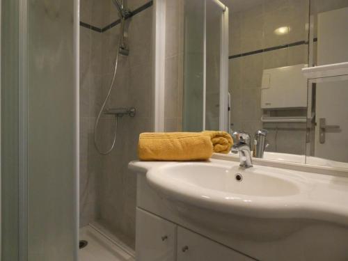 Kúpeľňa v ubytovaní Notre-Dame-de-Monts - Appartement 58m² avec 2 chambres, parking, balcon - 4 personnes - FR-1-540-243