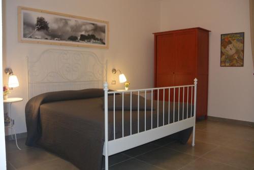 a bedroom with a bed and a dresser at Le Signorine in Cava dʼAliga