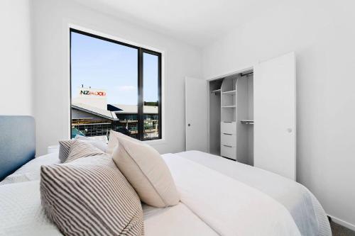 惠靈頓的住宿－Brand new Wellington Central Apartments by CP collective，卧室配有一张大白色床和窗户