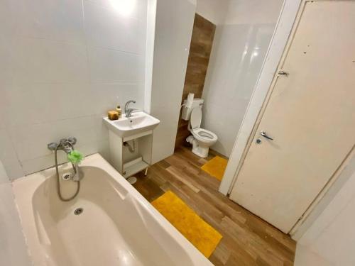 een badkamer met een bad, een wastafel en een toilet bij דירת נופש בצפת in Safed