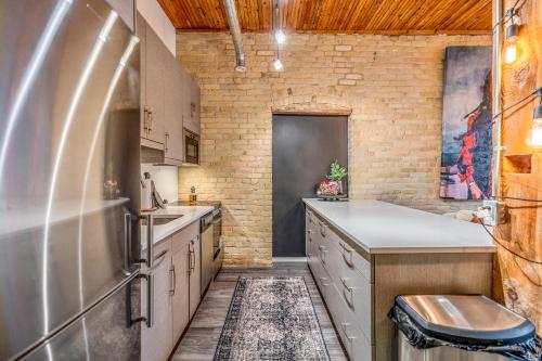 A kitchen or kitchenette at FREE PARKING 5 Star Quiet 2 BR Loft - Central - FULLY Stocked