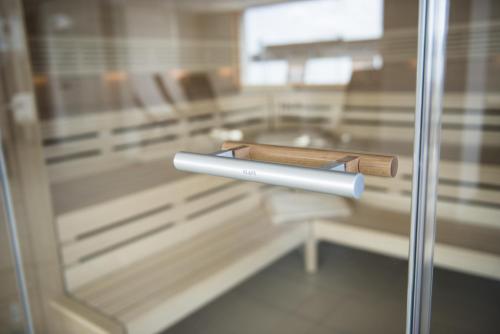 a pen sitting on top of a glass door at Hotel Hafen Büsum in Büsum