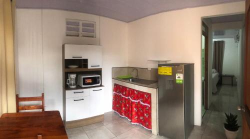 eine Küche mit einem Kühlschrank aus Edelstahl in einem Zimmer in der Unterkunft Apartamento BYES in Quepos