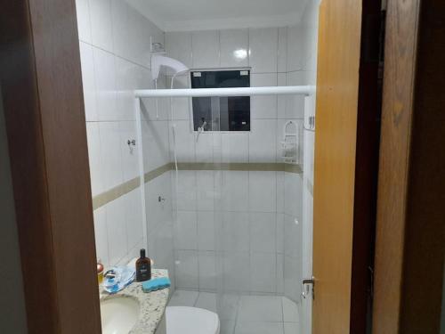 Ванна кімната в Apartamento barato a 15 minutos da praiaCobertura