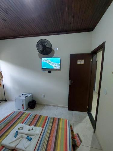 Zimmer mit einem Flachbild-TV an der Wand in der Unterkunft Sobrado Flor de Maio in Milho Verde