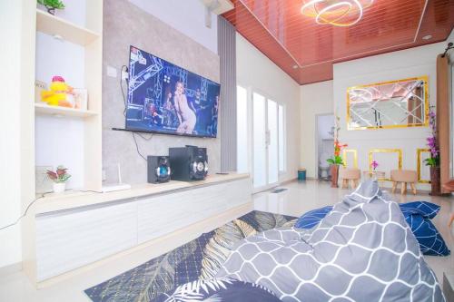 uma sala de estar com uma cama e uma televisão em Villa Zast Private Pool and Rooftop em Tlekung