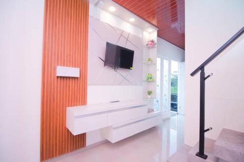 uma sala de estar com uma televisão na parede em Villa Zast Private Pool and Rooftop em Tlekung