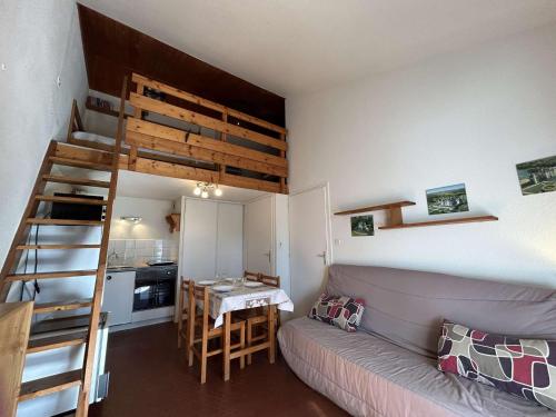 Cette petite chambre comprend des lits superposés et une cuisine. dans l'établissement Appartement 2 pièces mezzanine avec terrasse, proche plage et forêt - Saint-Jean-de-Monts - FR-1-224C-130, à Saint-Jean-de-Monts